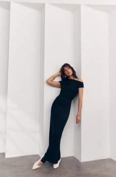 Чорна трикотажна сукня максі з асиметричним верхом