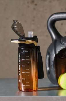 Пляшка для води з мірною шкалою та ручкою - чорний