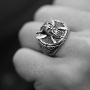 Серебряное кольцо "Викинг с топорами" 423 Серебряное кольцо "Викинг с топорами" 423