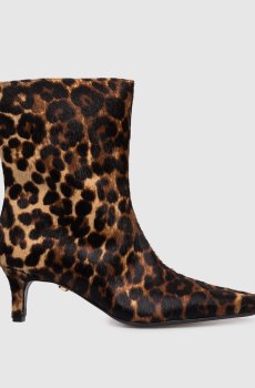 Кожаные ботильоны в анималистическом принте