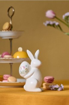 Великодній декоративний зайчик з яйцем із квітковим мотивом - білий