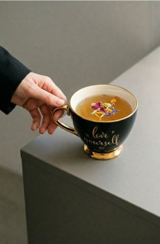 Керамічна чашка із золотими деталями - чорний