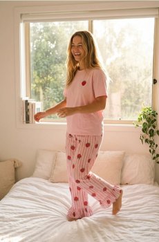 Двокомплектна піжама з полуничним мотивом і воланом - рожевий