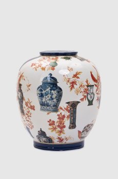 Белая фарфоровая ваза с принтом