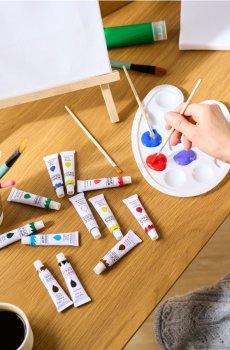 Набір акрилових фарб з пензлями та палітрою, 17 елементів - білий