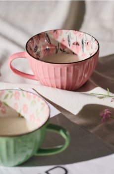 Керамічний кухоль з квітковим мотивом - рожевий