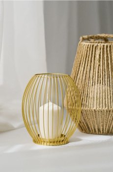 Металевий свічник з ажурною формою - золотий