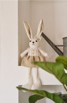 Великодній заєць у сукні - бежевий