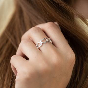 Серебряное кольцо "Сердечки" 112532 Серебряное кольцо "Сердечки" 112532
