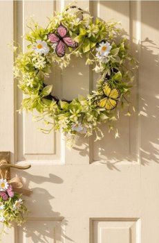 Весняний декоративний вінок з метеликами - кремовий