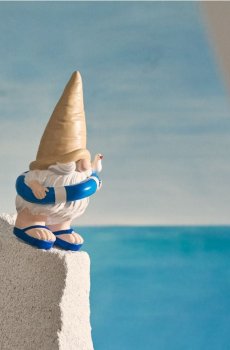 Садова декорація у формі гнома в надувному крузі - різнобарвний