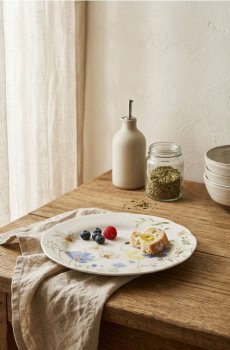 Керамічна тарілка з квітковим мотивом - білий