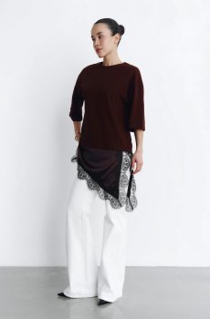 Коричнева бавовняна футболка з мереживною вставкою