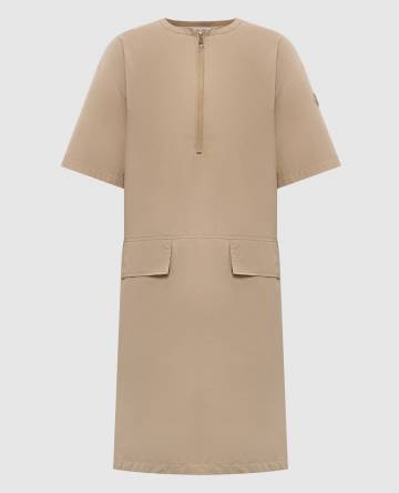 Бежевое платье с нашивкой логотипа логотип