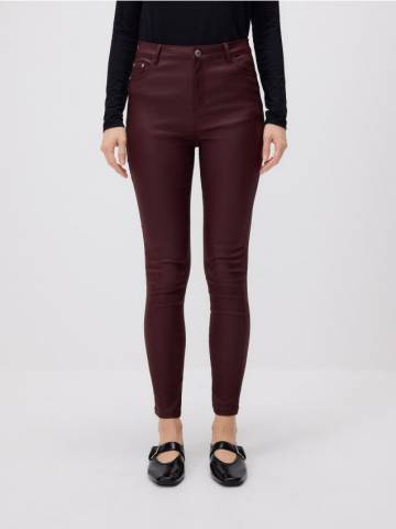 Reserved - Штани slim з восковим блиском - червоне дерево - 326GF-93X Reserved - Штани slim з восковим блиском - червоне дерево - 326GF-93X