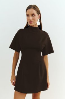 Коричнева трикотажна сукня міні з заниженою лінією плеча