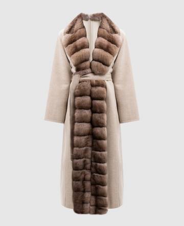 Бежевое пальто на запах из кашемира с украшением меха соболя