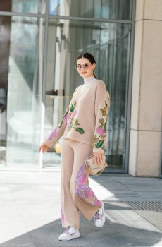 Бежевые брюки с узором