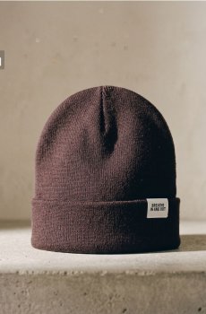 Шапка beanie з нашивкою - темно коричневий