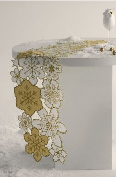 Скатертина з вишитими сніжинками - золотий