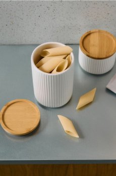 Рифлений керамічний контейнер для їжі з бамбуковою кришкою - білий