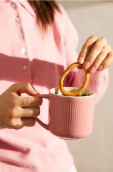 Керамічна чашка з рифленням - рожевий