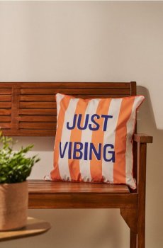 Наволочка з написом «Just Vibing» - помаранчевий