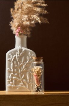 Декоративна скляна пляшка з квітами - різнобарвний