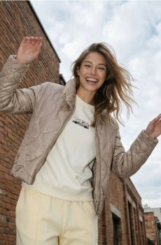 Стьобана куртка з високим коміром - бежевий