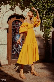 Яскрава сукня-міді з пишними рукавами