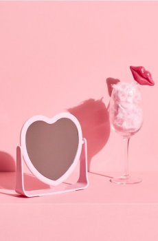 Дзеркало у формі серця - пастельний рожевий