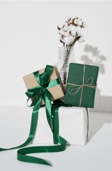 Декоративна рослина у формі гілки - білий