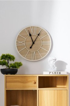 Круглий настінний годинник - бежевий