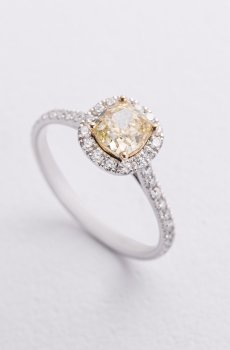 Золотое кольцо с бриллиантами 245111121