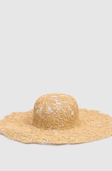 Бежевая шляпа в цветочный узор с рафией