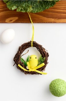 Великодній вінок з курчам - різнобарвний