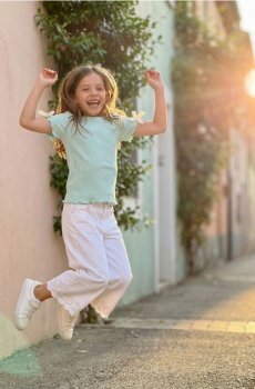 Ребриста футболка з декоративною вишитою стрічкою та бантиками на рукавах - блідо-зелений