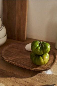 Дерев’яний піднос для сервірування на ніжках - бежевий