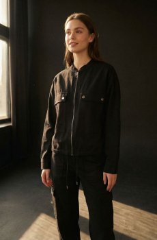Легка бомбер куртка з твіловим оздобленням - чорний