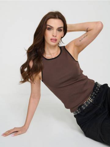 Топ із трикотажу в рубчик - кавовий Топ із трикотажу в рубчик - кавовий
