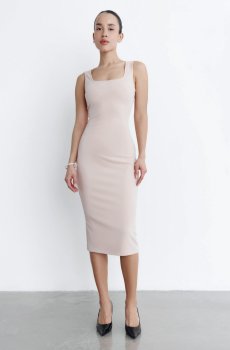 Бежева трикотажна сукня міді на широких бретелях
