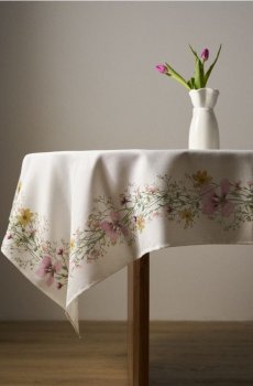 Скатертина з квітковим принтом по краях - кремовий