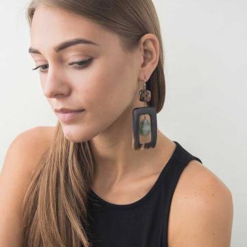 Серьги с агатом, кварцем дымчатым и слоновой костью с318с24 Серьги с агатом, кварцем дымчатым и слоновой костью с318с24
