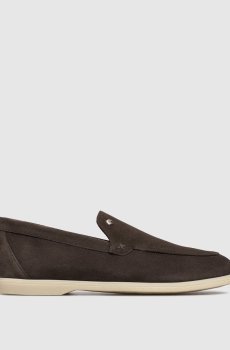 Коричневые замшевые лоферы с фактурной эмблемой
