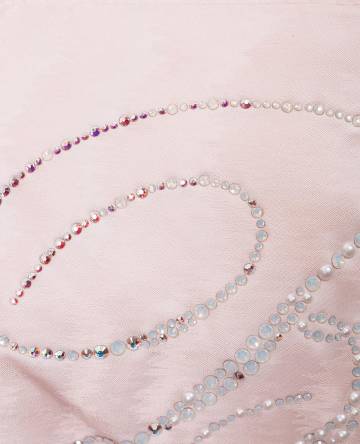 Розовое покрывало Delfina с монограммой с кристаллами Swarovski и бусинами. Розовое покрывало Delfina с монограммой с кристаллами Swarovski и бусинами.