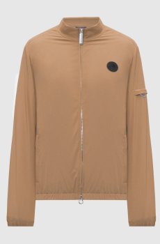 Коричневая куртка с нашивкой эмблемы