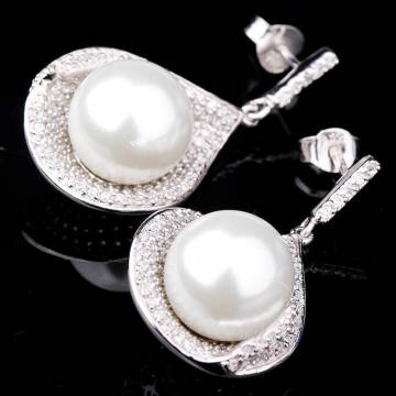 Серебряные сережки (фианиты, искусственный жемчуг) 121157 Серебряные сережки (фианиты, искусственный жемчуг) 121157