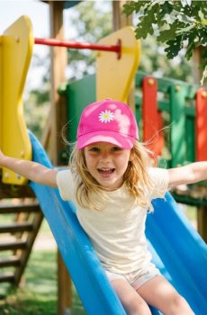 Кепка з вишивкою у формі квітки - білий