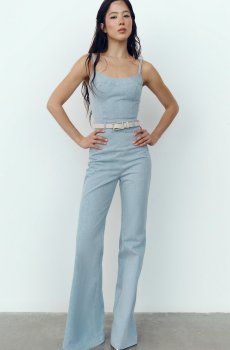 Блакитний комбінезон зі штанами-кльош із деніму