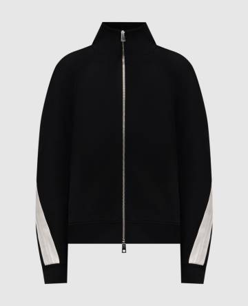 Черная спортивная куртка с вышивкой логотипа